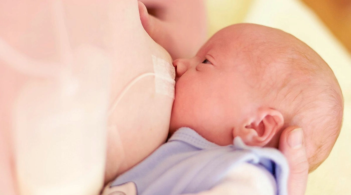 MEDELA system wspomagający karmienie piersią (SNS) dla niemowlęcia przy piersi matki