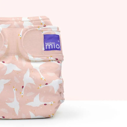 BAMBINO MIO otulacz na pieluchę <9kg różowy w łabędzie, wielorazowy otulacz na pieluchę z podwójnymi gumkami
