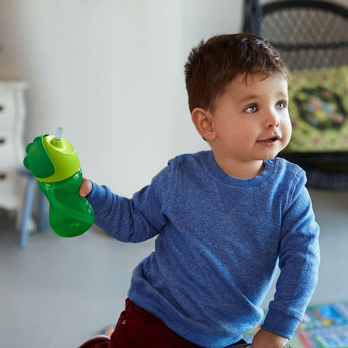 PHILIPS AVENT SCF798/01 kubek niekapek 300 ml 12 m+ zielony, dziecko trzyma kubek ze słomką