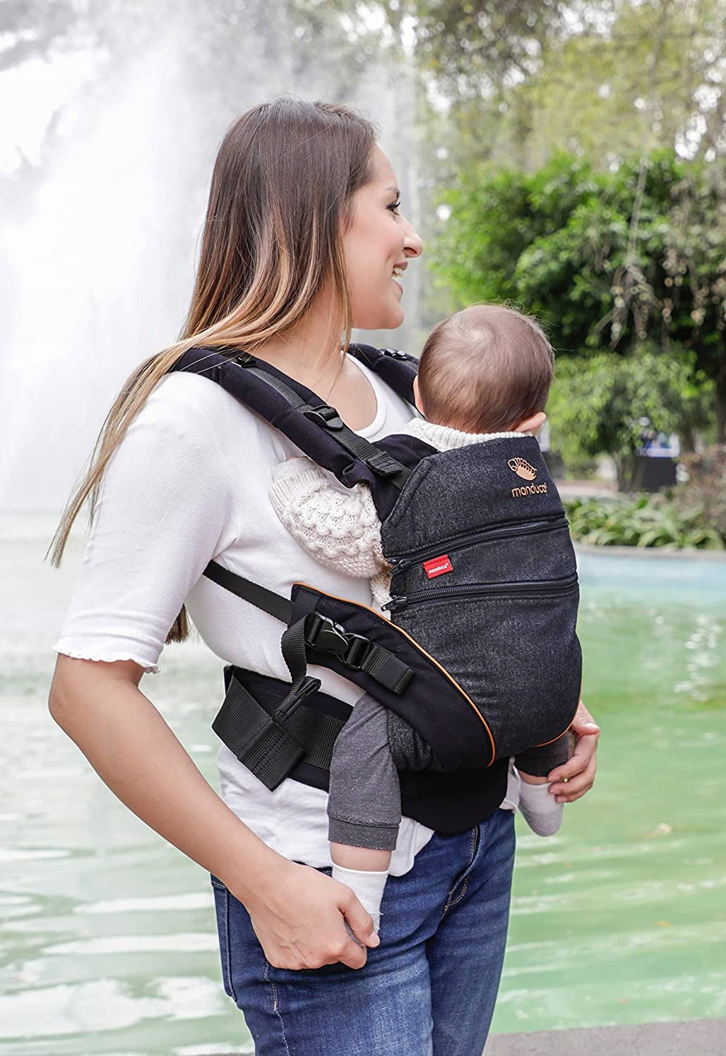 MANDUCA XT nosidełko klamrowe bawełna organiczna dla niemowląt, ergonomicznym noszeniem dziecka w kolorze denim black