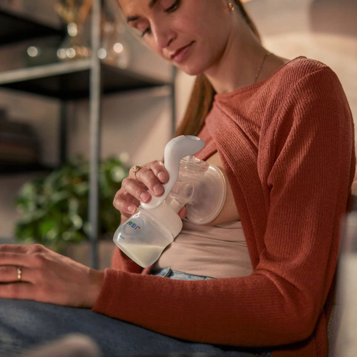 PHILIPS AVENT Natural SCF430/01 laktator ręczny, biały, z butelką Natural 125 ml, używany przez kobietę