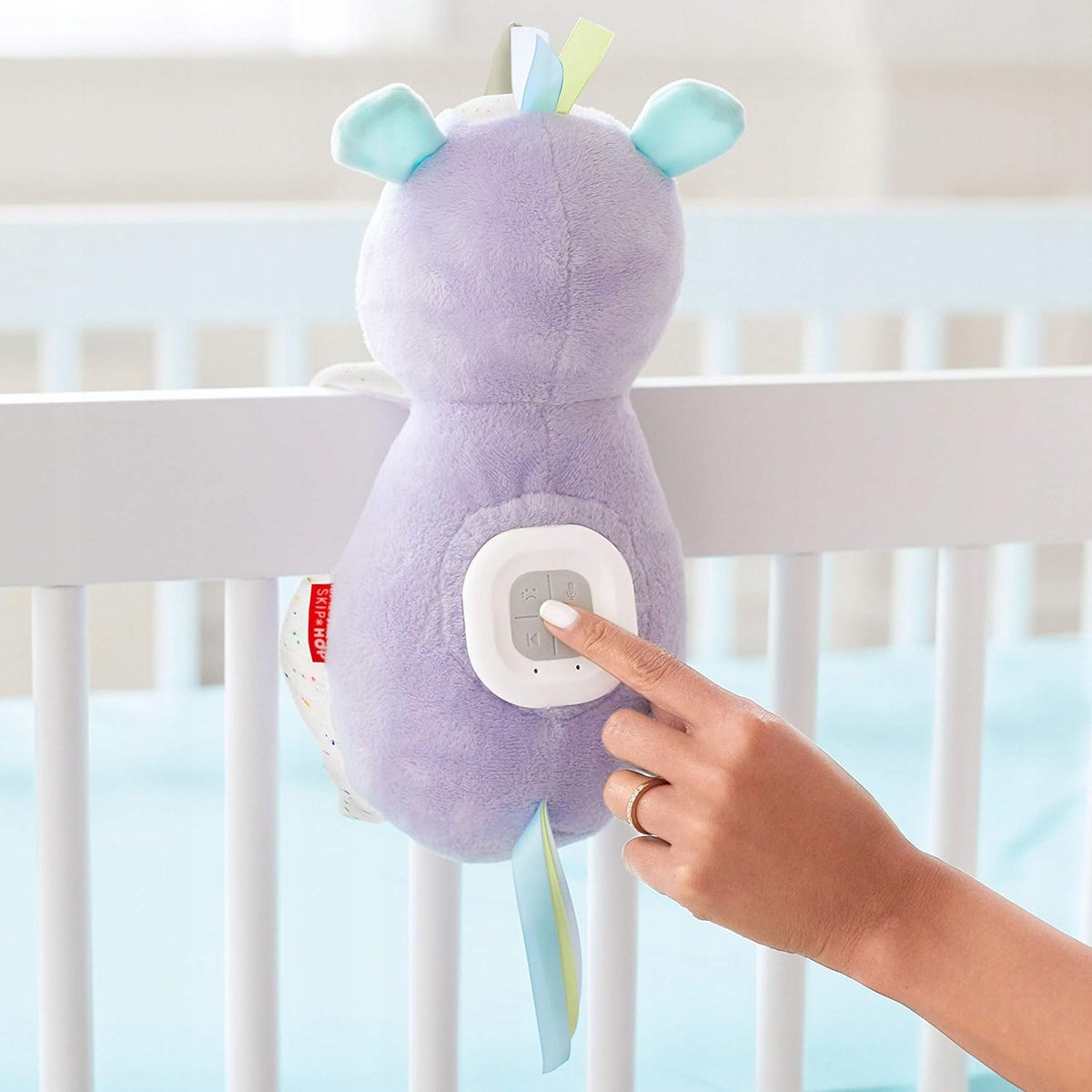 SKIP HOP unicornio interactivo con sensor de llanto y grabación de voz