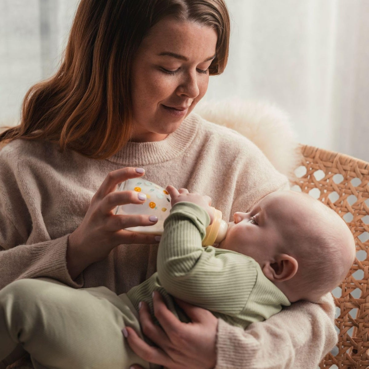 MAM Feel Good butelka szklana 170 ml 0 m+ smoczek 1, mama karmi niemowlę