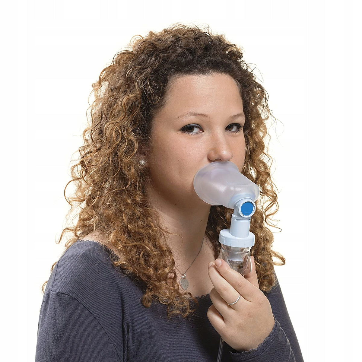 NEBULA Spacer Air Liquid NEBULIZATOR, IRYGATOR używany przez kobietę podczas inhalacji