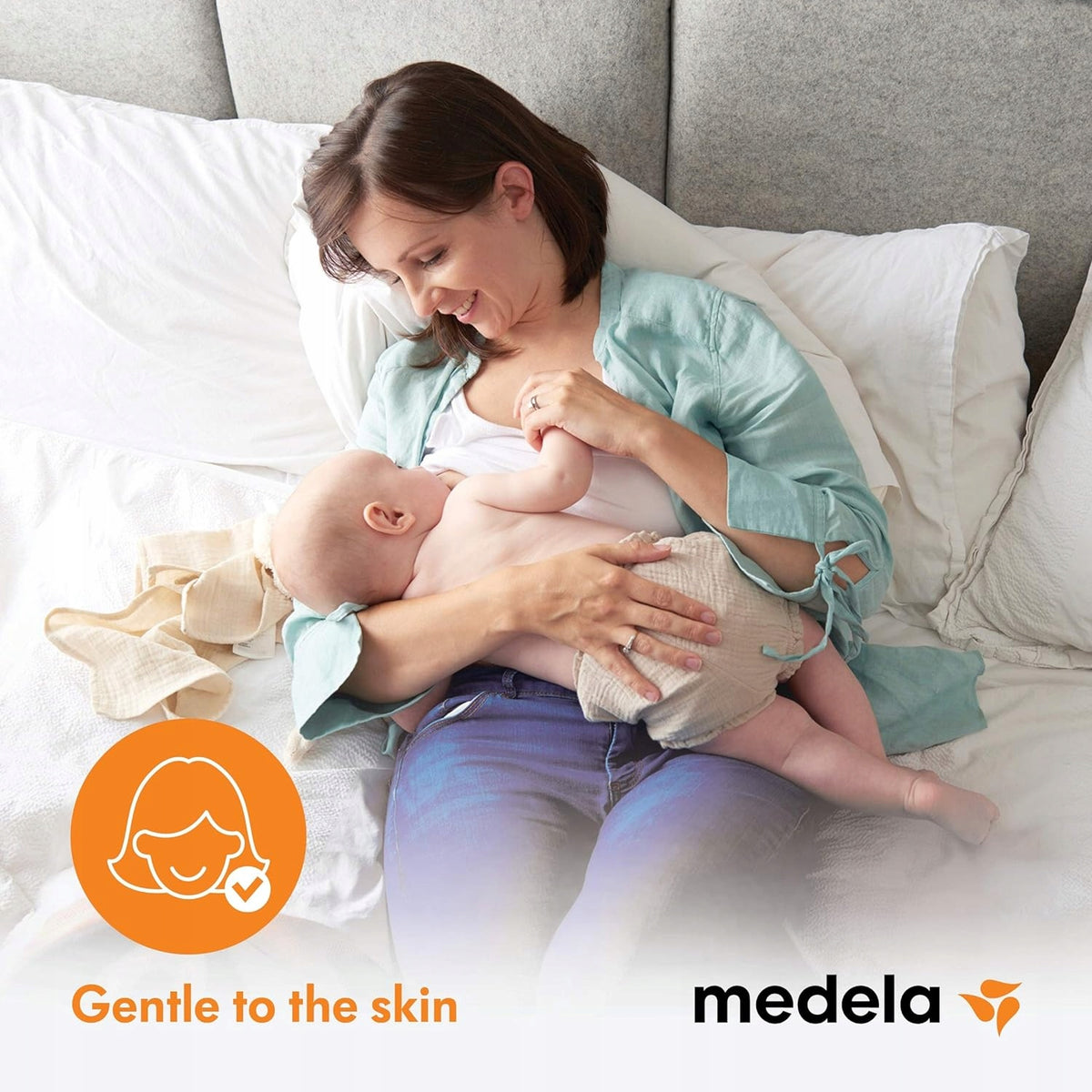 MEDELA zestaw do formowania brodawek sutkowych muszle, mama karmi piersią dziecko na łóżku, Gentle to the skin
