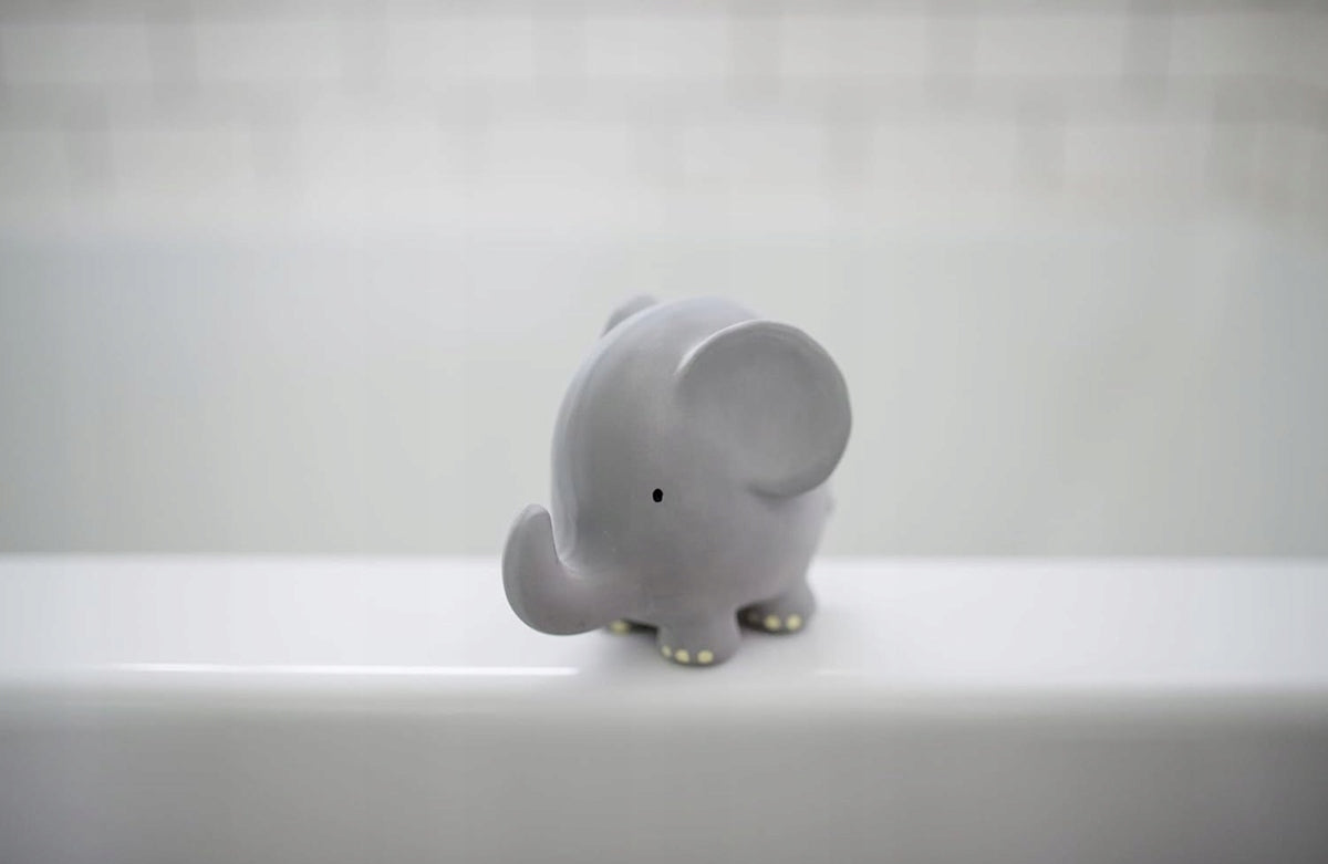 TIKIRI mordedor de caucho natural y juguete de baño con sonajero 9 x 11,5 cm ELEFANTE