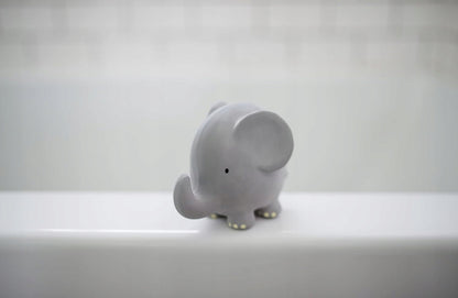 TIKIRI mordedor de caucho natural y juguete de baño con sonajero 9 x 11,5 cm ELEFANTE