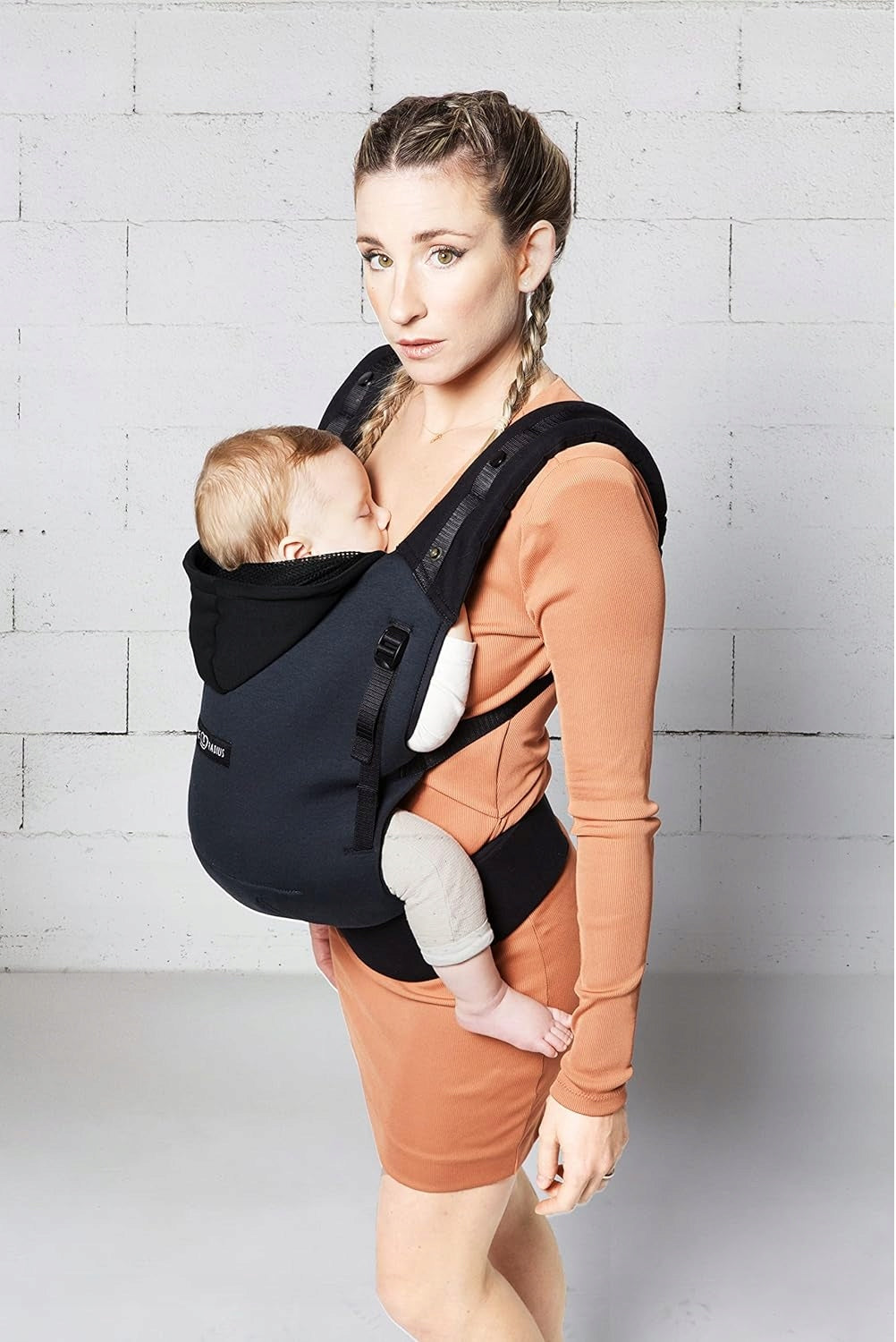 LOVE RADIUS nosidełko ergonomiczne z kapturem HOODIE CARRIER, czarne nosidełko dla dziecka w pozycji M