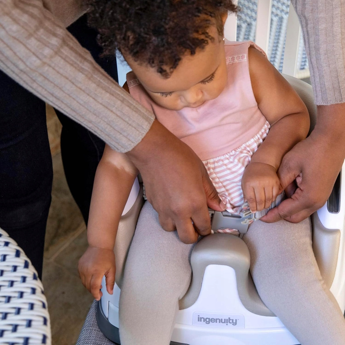 INGENUITY Baby Base 2en1 silla portátil para alimentación ajustable para bebés