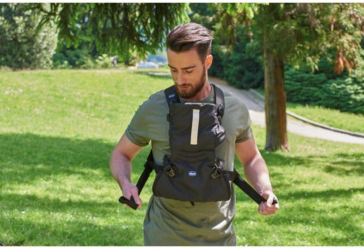 CHICCO EASY FIT nosidełko ergonomiczne, czarne nosidełko dla dziecka noszone przez mężczyznę w parku