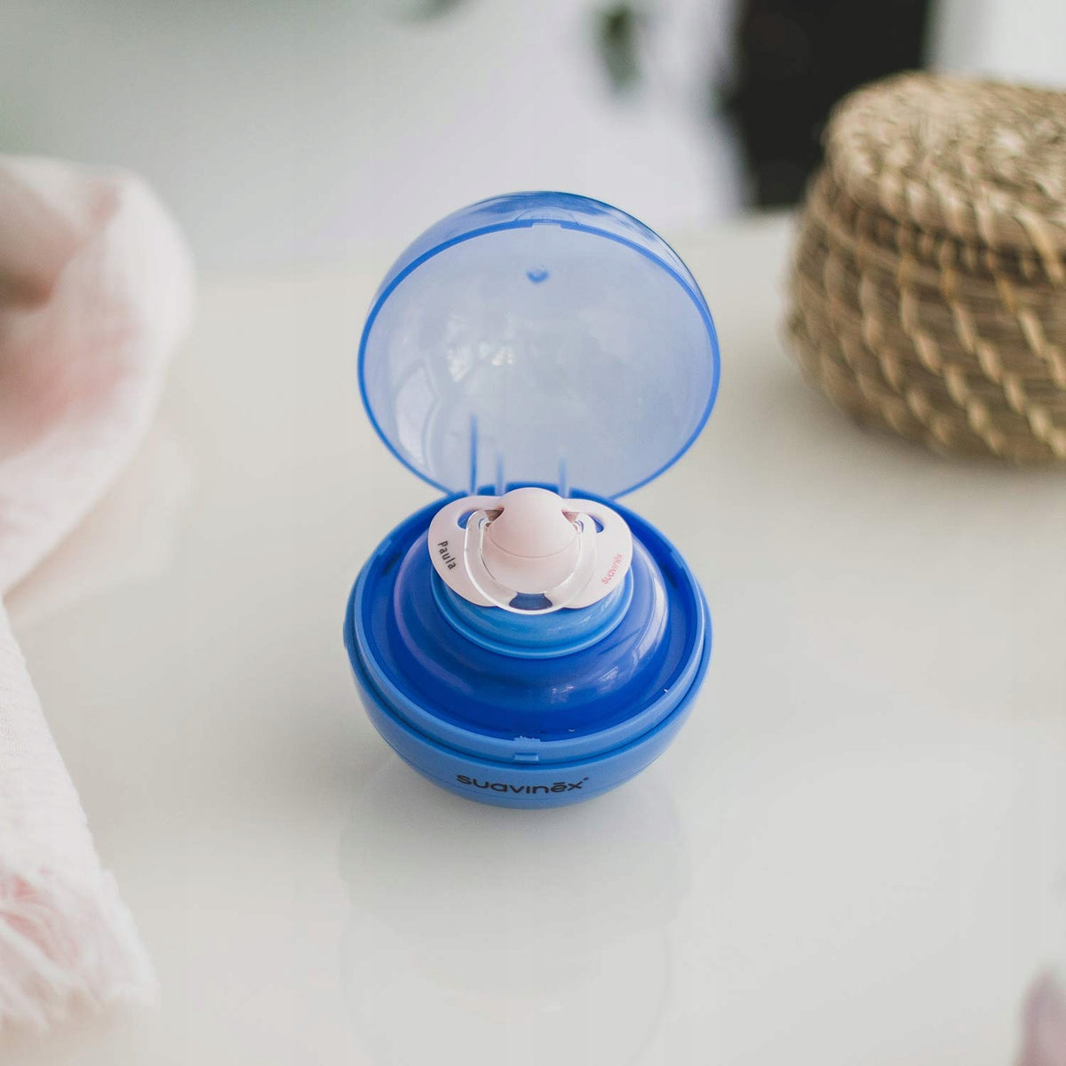 SUAVINEX Duccio STERYLIZATOR smoczków UV 9 cm, niebieski sterylizator smoczka z otwartą pokrywą