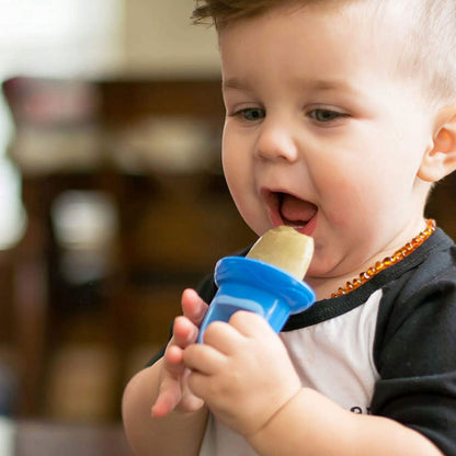 NUBY foremki do lodów x3 w kształcie smoczka 6m+ - dziecko trzyma niebieską foremkę do lodów