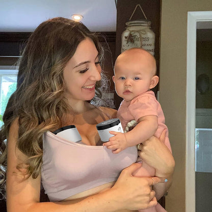 BELLABABY laktator elektryczny muszlowy bezprzewodowy w użyciu, mama trzyma dziecko i nosi podwójny laktator