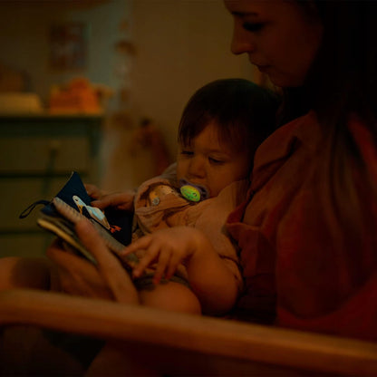 PHILIPS AVENT Ultra Air Night smoczki x 2 18ms+c świecą w ciemności, dziecko z mamą na nocnym czytaniu