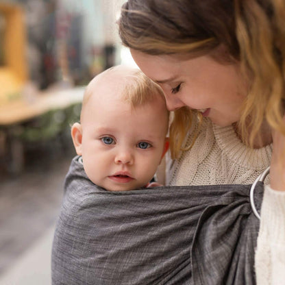 HOPPEDIZ chusta kółkowa do noszenia dziecka, szara, 100% bawełna, mama z niemowlęciem