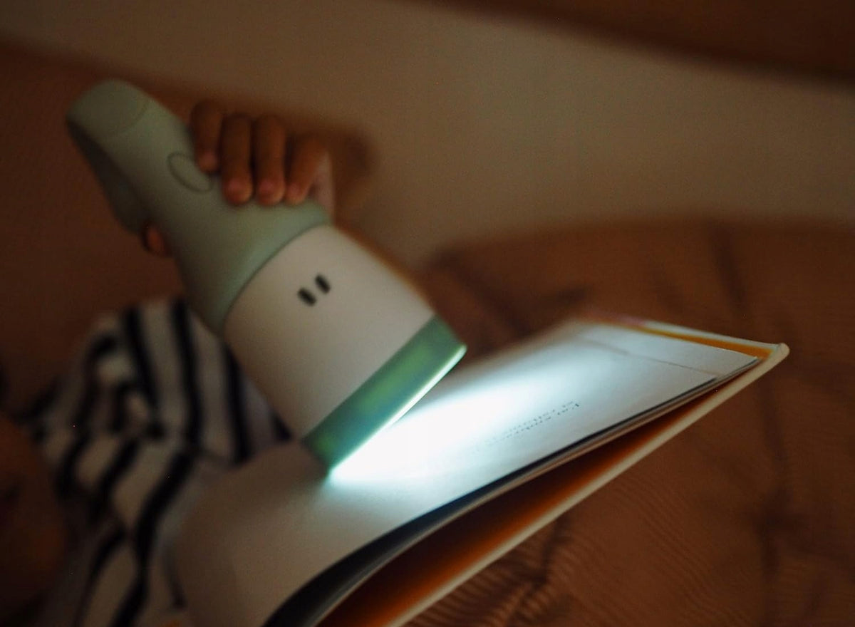 BEABA Pixie 2w1 latarka przenośna lampka nocna LED, zielona, w użyciu przy czytaniu