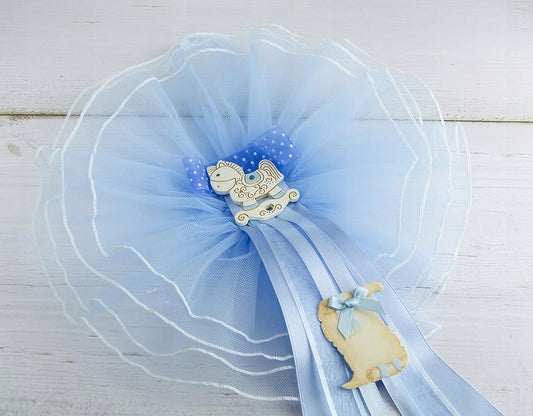 MARELI kokarda na narodziny dziecka 32 cm ceramika tiul satyna niebieska z koniem na biegunach