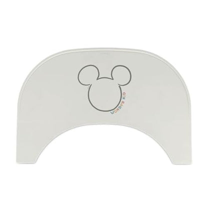 Jasna mata z wycięciem z przodu, podwyższonym brzegiem i konturem głowy Myszki Mickey pośrodku.