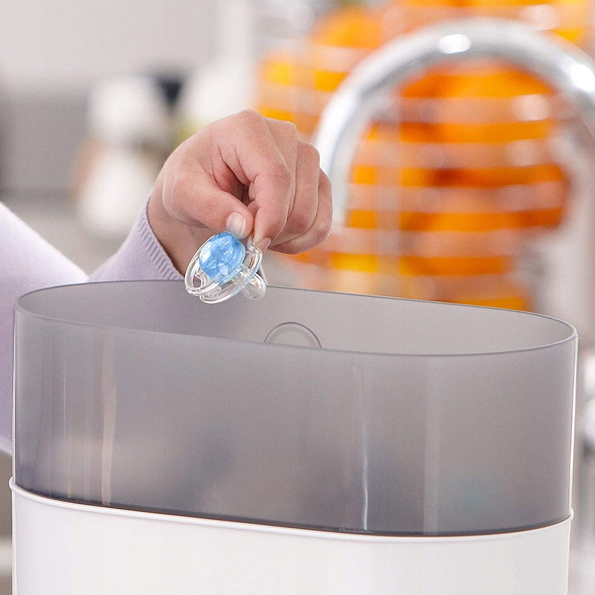 PHILIPS AVENT elektryczny sterylizator 293/00, sterylizacja smoczka w biało-szarym sterylizatorze parowym