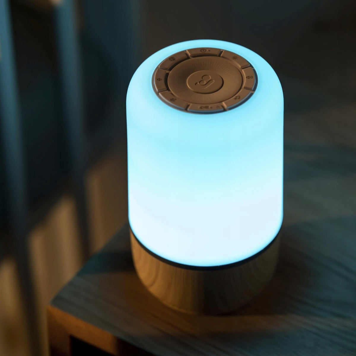 MAXI-COSI Soothe lampka nocna LED z głośnikiem aplikacja Connected Home, biało-brązowa lampka nocna