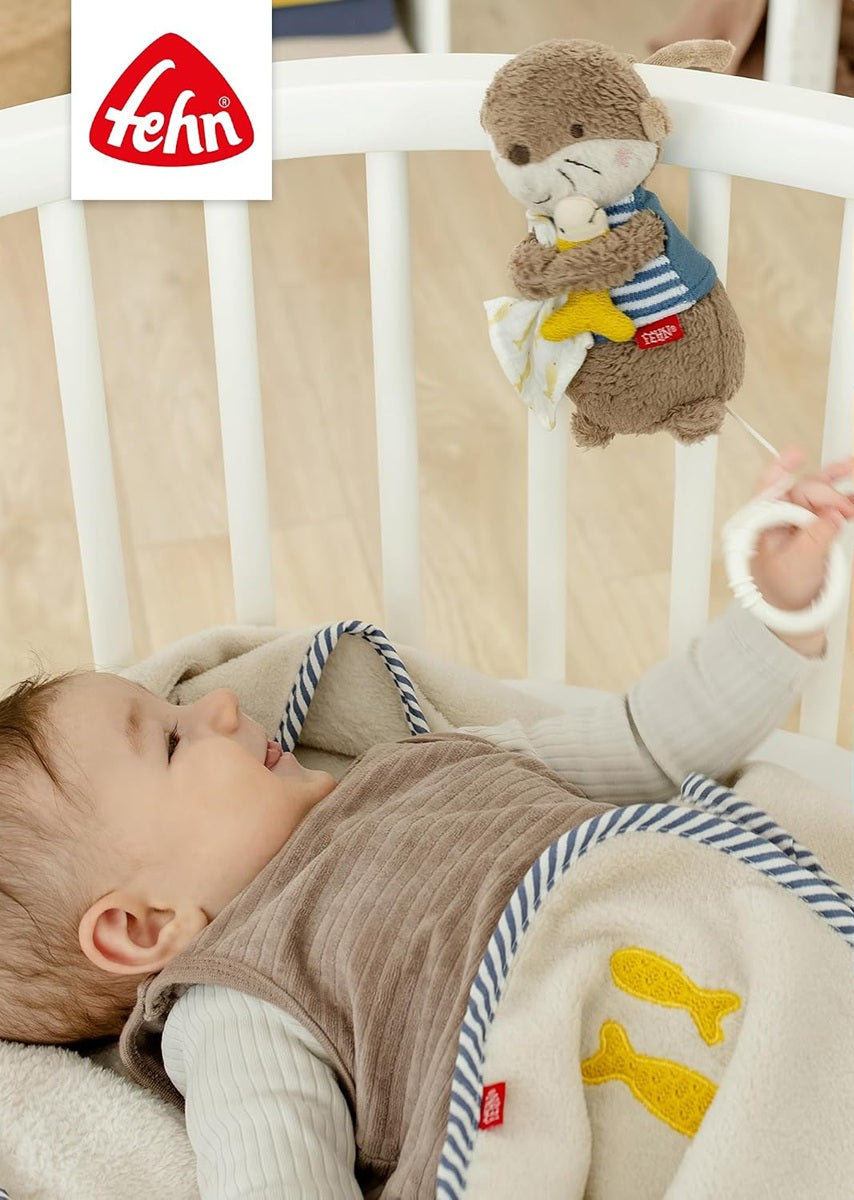 FEHN pluszowa zawieszka z pozytywką WYDRA 17 cm kołysanka Brahms'a, brązowa zabawka do łóżeczka