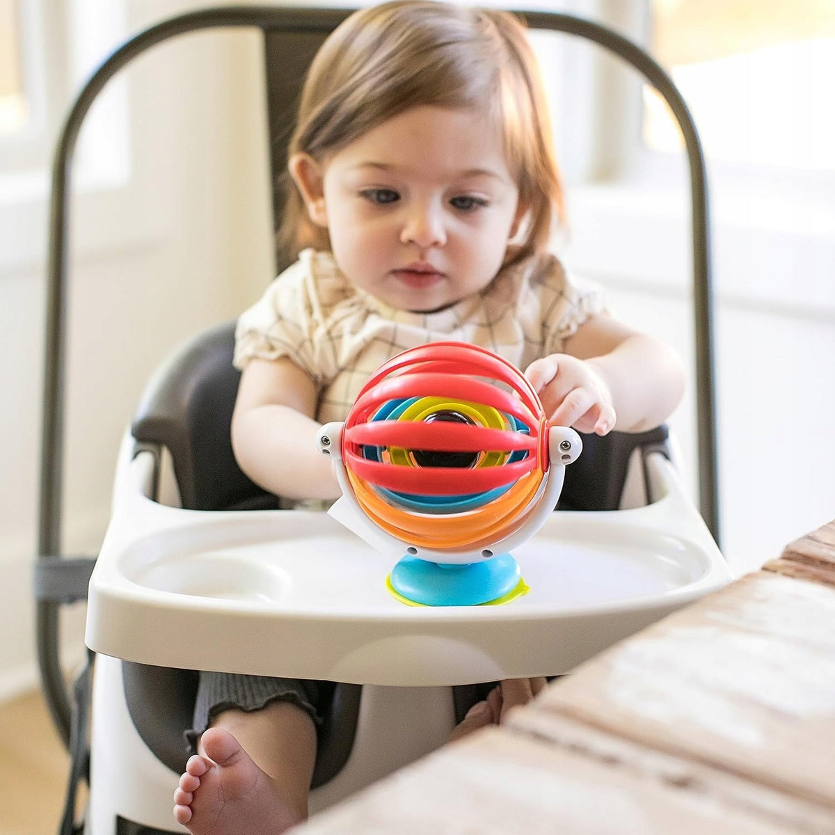 BABY EINSTEIN Sticky Spinner zabawka z grzechotką i przyssawką 3 m+ kolorowa zabawka sensoryczna dla niemowląt