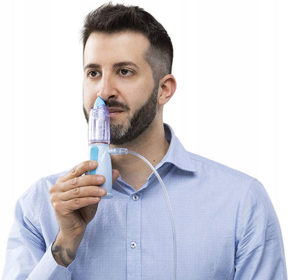 RINOWASH irygator do inhalatorów kompresorowych używany, mężczyzna pokazuje niebieski irygator do nosa