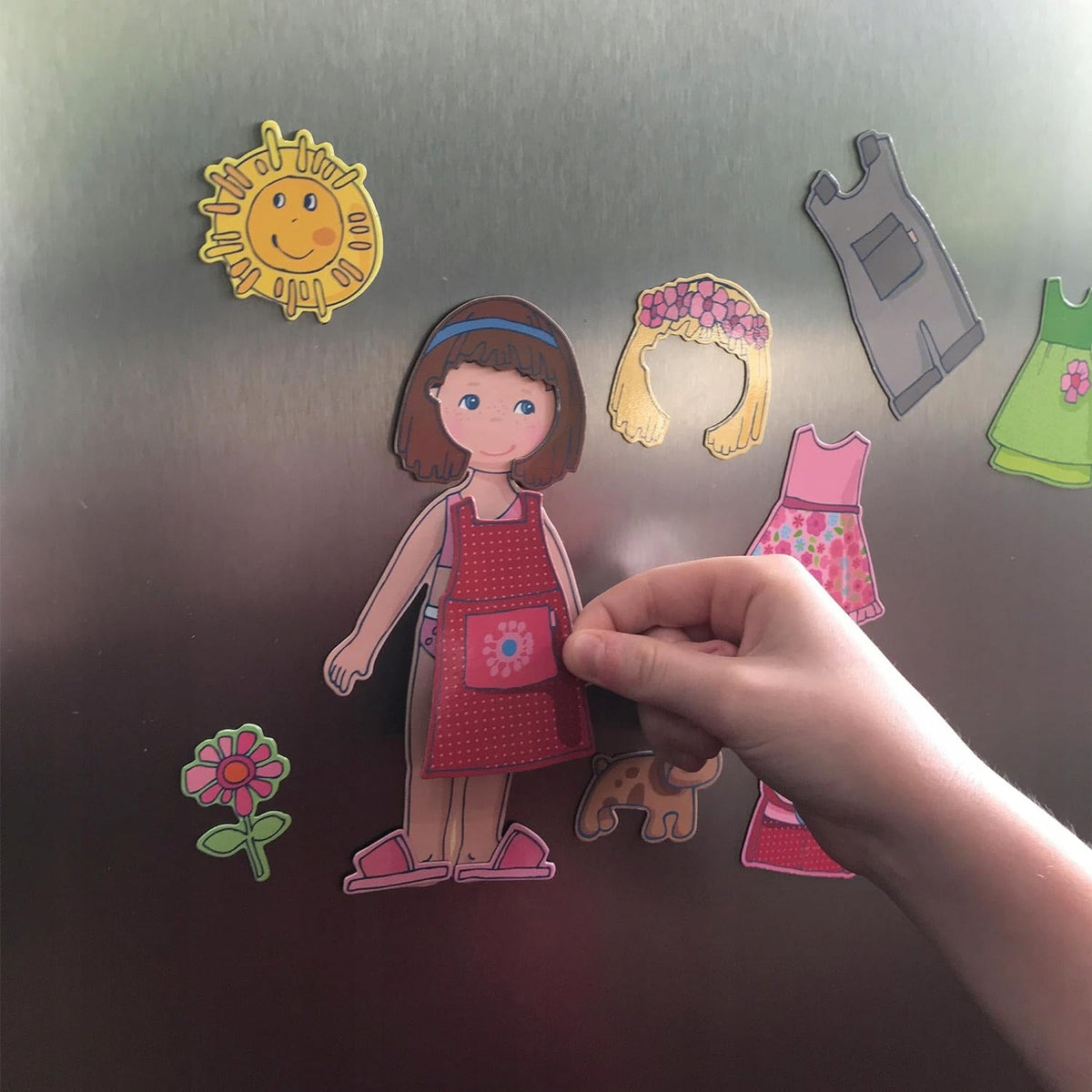 HABA układanka magnetyczna Ubierz Lilli 4 tła 54 magnesy, dziecko ubiera lalkę na magnetycznej tablicy