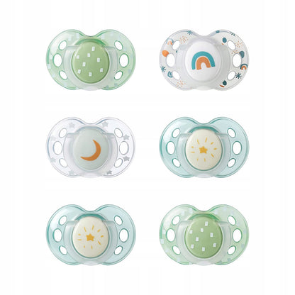 Smoczki Tommee Tippee Night ze wzorami księżyca, gwiazdek i tęczy.