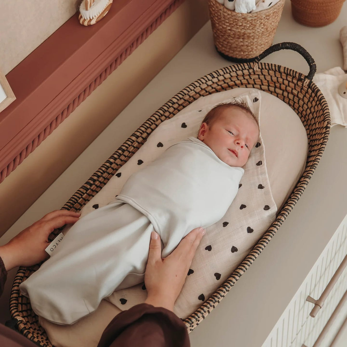 Zdjęcie poglądowe Meyco SwaddleMeyco – niemowlę w jasnym otulaczu; kolor inny niż oferowany Grey