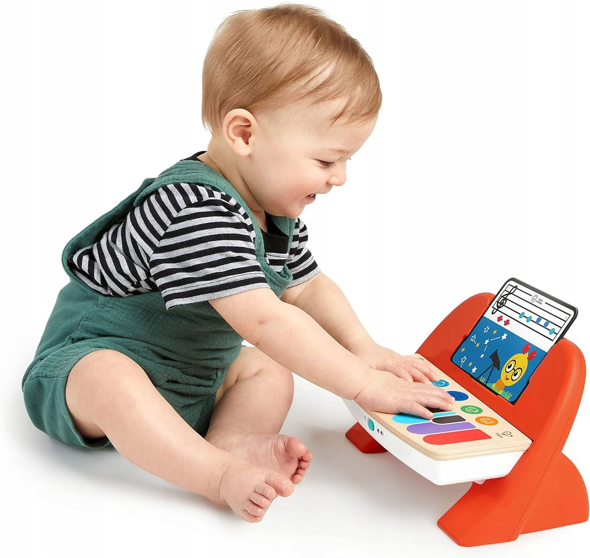 Dziecko gra na HAPE Cal's First drewniane pianinko dotykowe z nutkami 6 melodii, czerwone