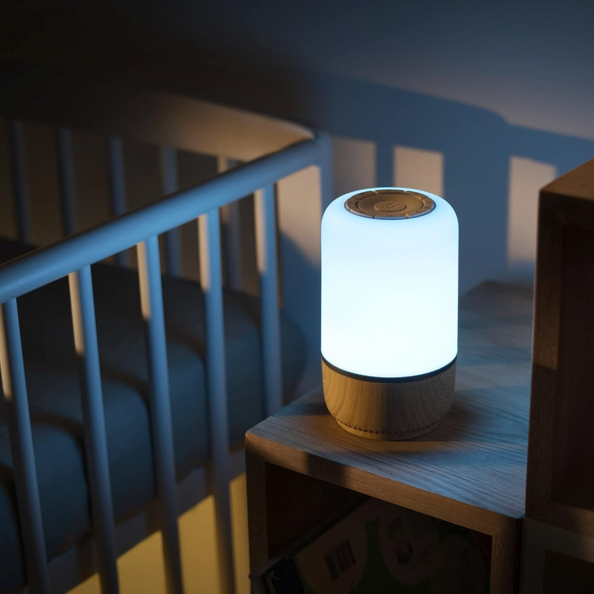 MAXI-COSI Soothe lampka nocna LED z głośnikiem aplikacja Connected Home, biała lampka przy łóżeczku dziecięcym