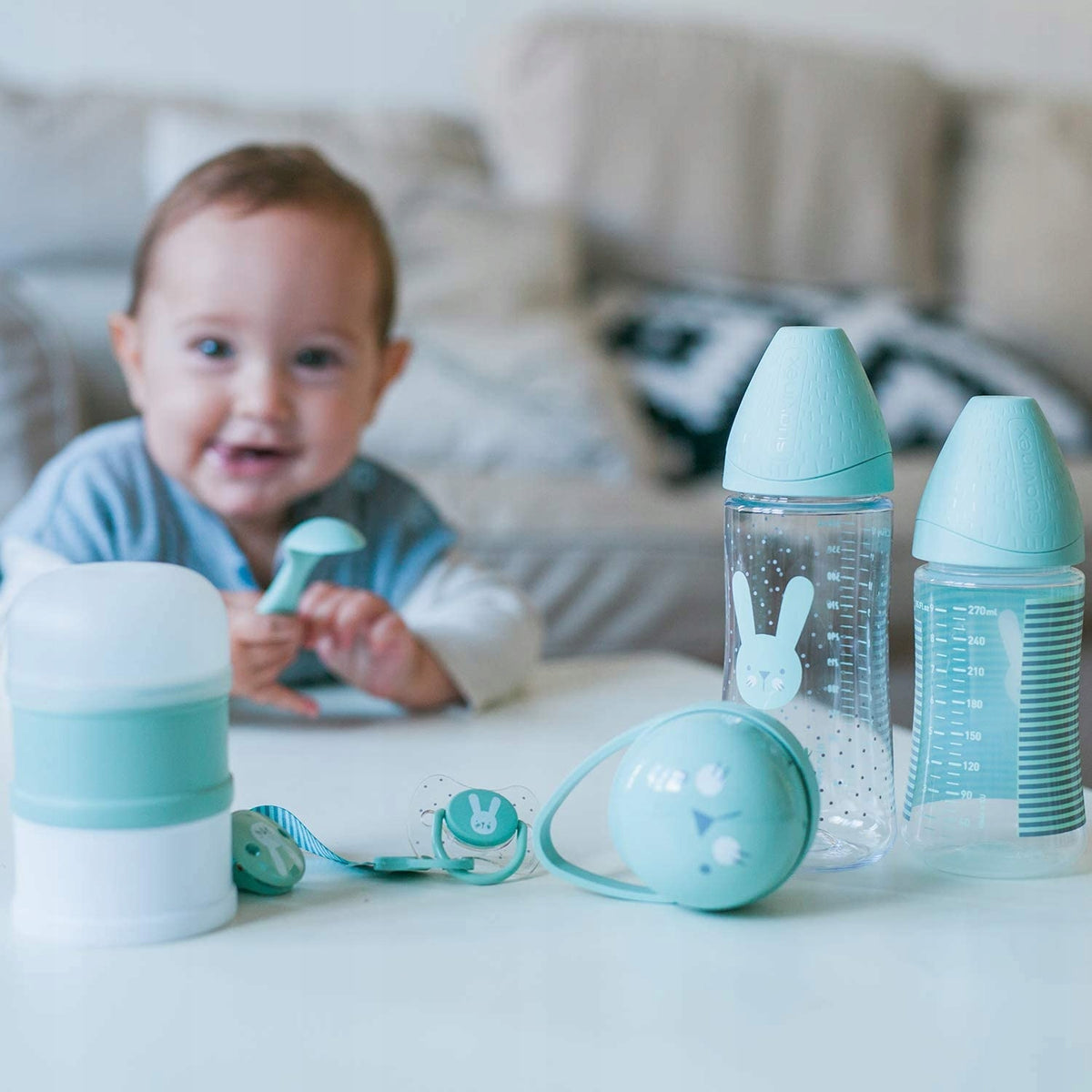 SUAVINEX Welcome Baby zestaw startowy PREMIUM z butelkami, smoczkiem, klipsem i pojemnikiem dla niemowląt