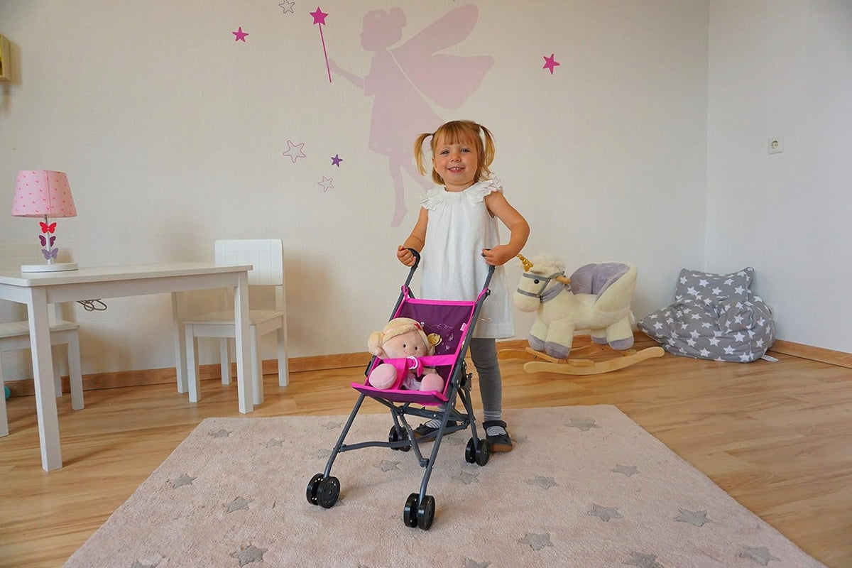 KNORRTOYS Nici Miniclara wózek dla lalek Sim do 37 cm – dziewczynka bawi się wózkiem dla lalek w pokoju
