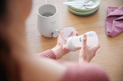 PHILIPS AVENT SCF358/00 podgrzewacz do butelek z butelką w użyciu, biały, szybkie podgrzewanie mleka