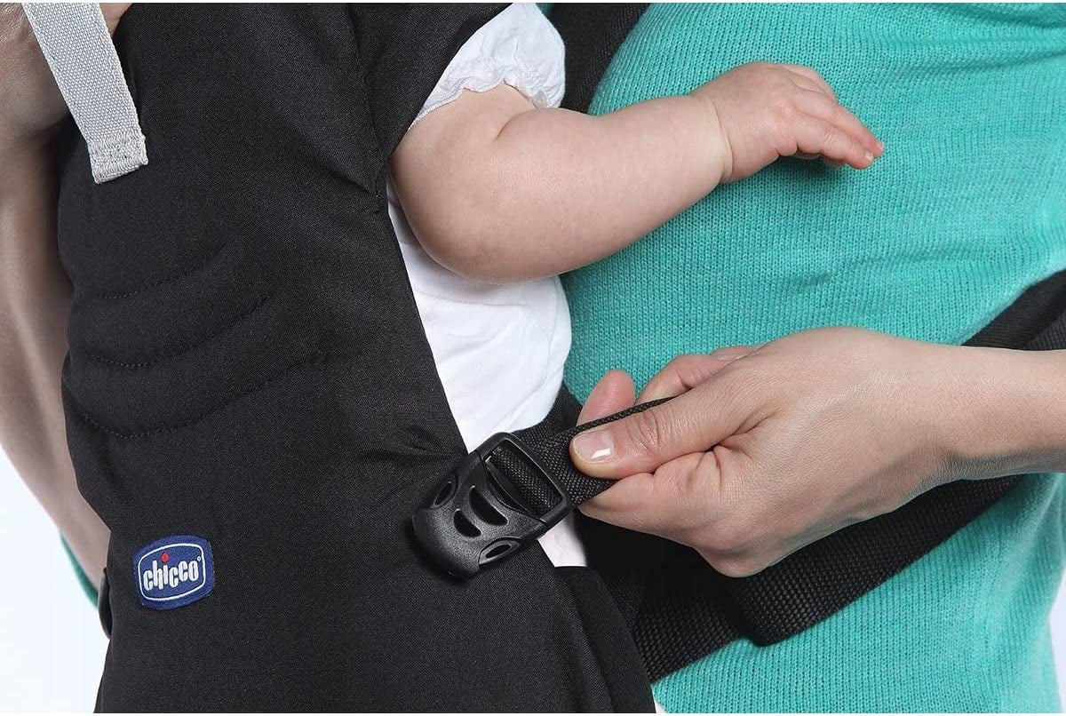 CHICCO EASY FIT nosidełko ergonomiczne, czarne, zapięcie i noszenie dziecka blisko rodzica