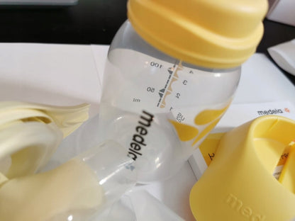 MEDELA Harmony 005.2052 laktator ręczny 2-fazowy U, żółty zestaw z butelką i akcesoriami