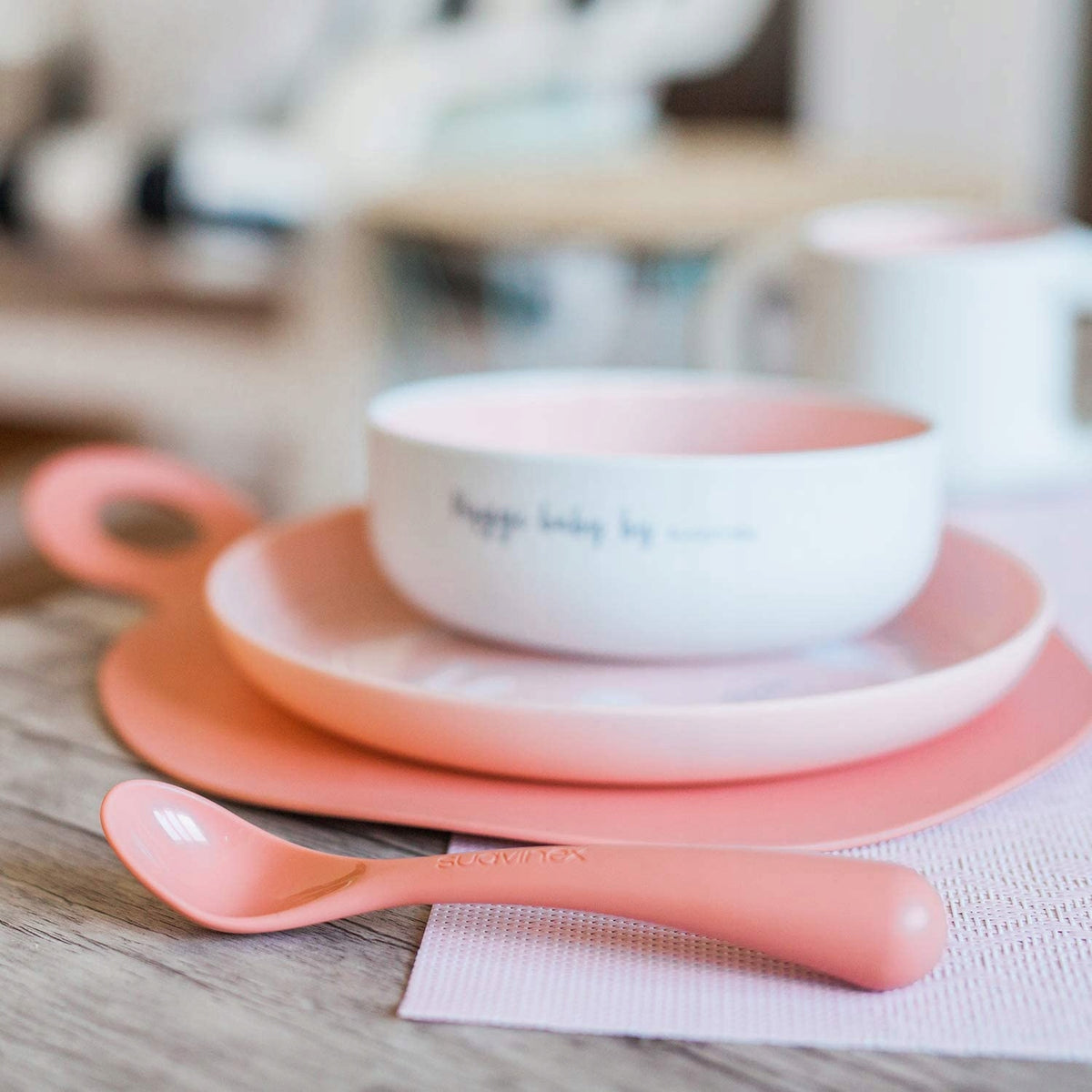 SUAVINEX zestaw naczyń 5el. HYGGE 6m+ różowy talerz, miseczka, filiżanka i łyżka dla dzieci