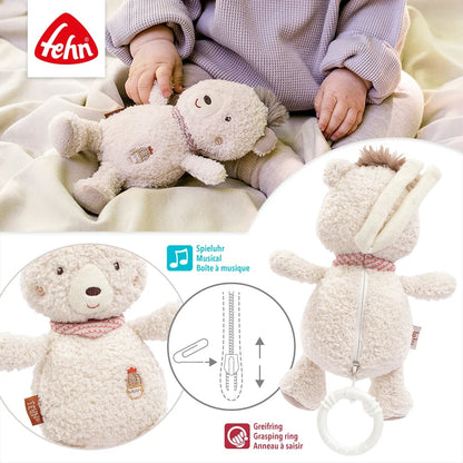 Poglądowy kolaż dziecka z misiem oraz zbliżeń na pyszczek i zapięcie z tyłu zabawki.